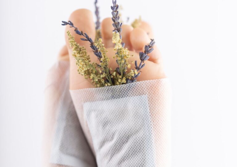 Stopy z naklejony plastrami oczyszczającymi i suszonymi ziołami