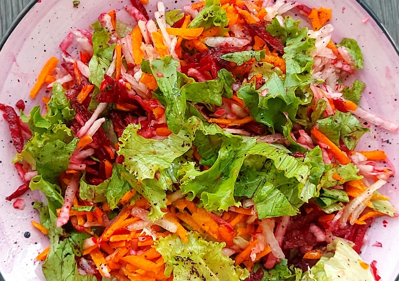 Podstawa jadłospisu w dietcie dr Dąbroswkiej stają się warzywa korzeniowe, takie jak marchew, buraki, seler oraz pietruszka