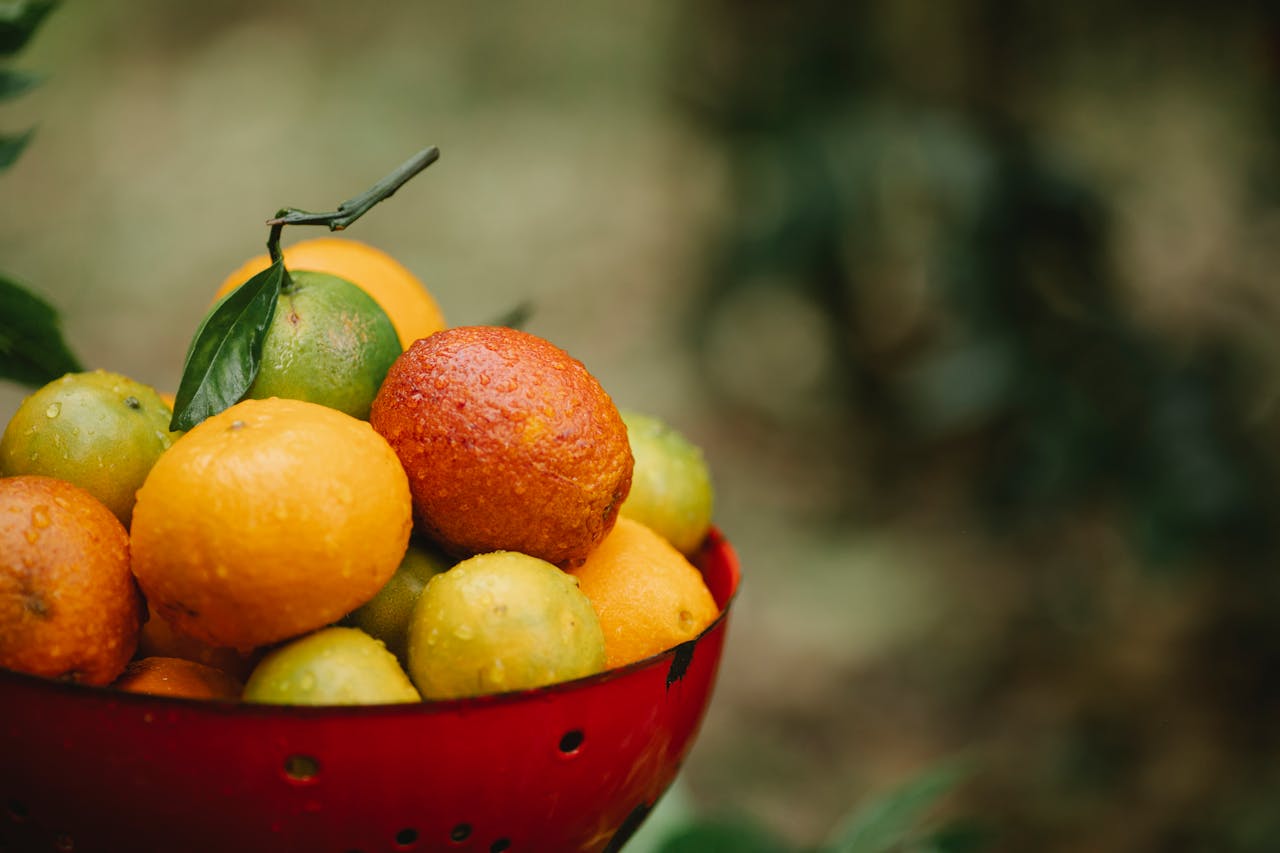 Świeże owoce o błyszczącej skórce pełnej pestycydów