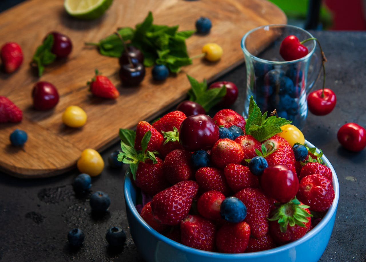 Miseczka z owocami jagodowymi o niskim indeksie glikemicznym