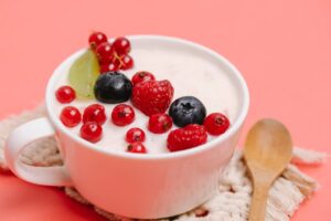 Jogurt z owocami z białej filiżance