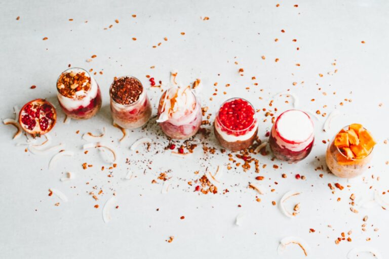 Pucharki z owocowymi jogurtami z dużą zawartością cukru