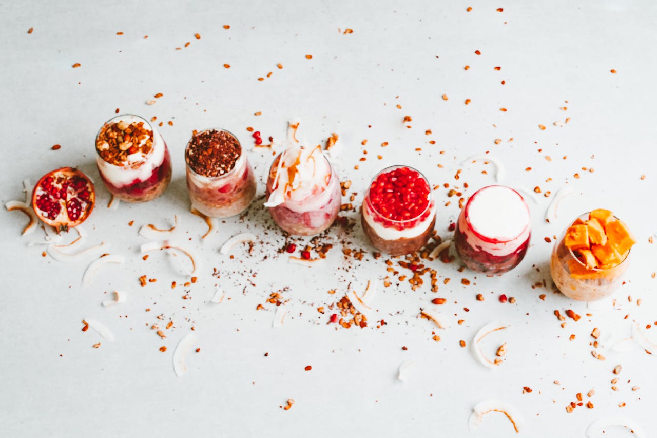 Pucharki z owocowymi jogurtami z dużą zawartością cukru