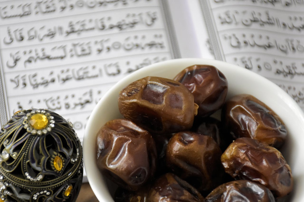 Miseczka z daktylami do przygotowania ajurwedyjskiego napoju z daktyli