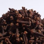 Rozsypane goździki na blacie