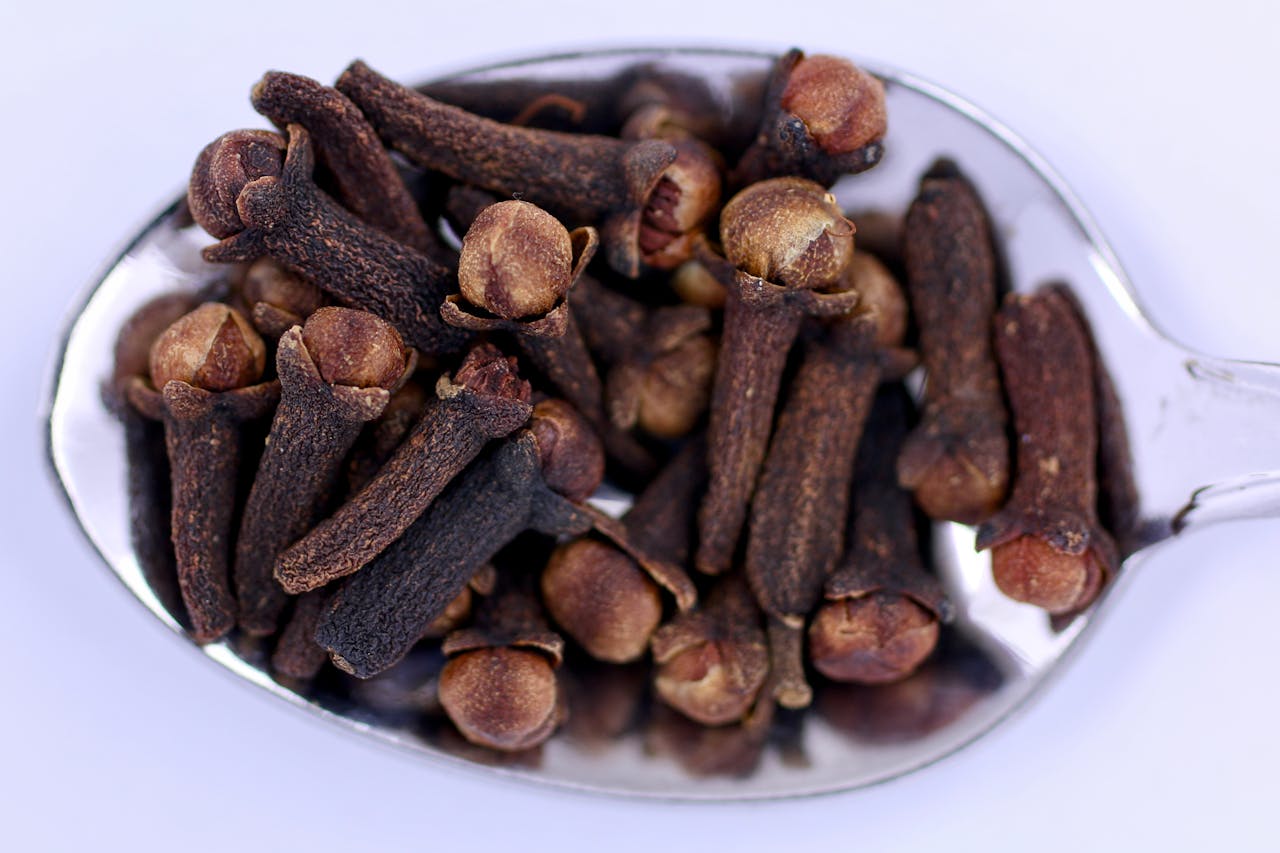 Rozsypane suszone goździki