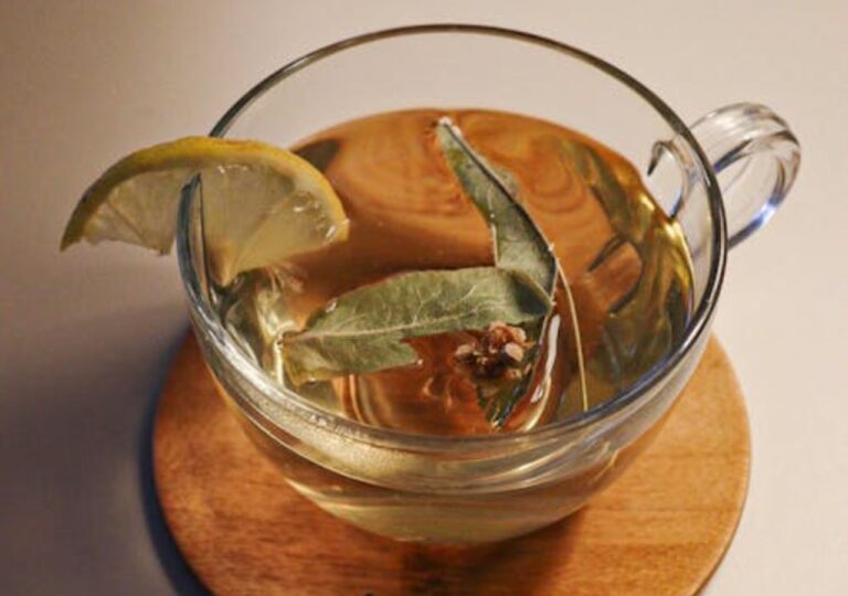 Herbataka z liści laurowych z dodatkiem cytryny w szklanej filiżance