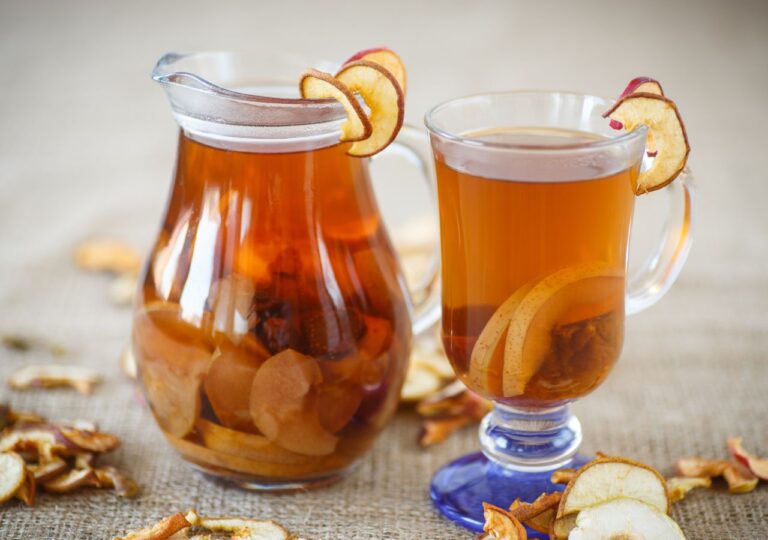 Herbata z suszonymi owocami w szklanym dzbanku oraz szklanym pucharku