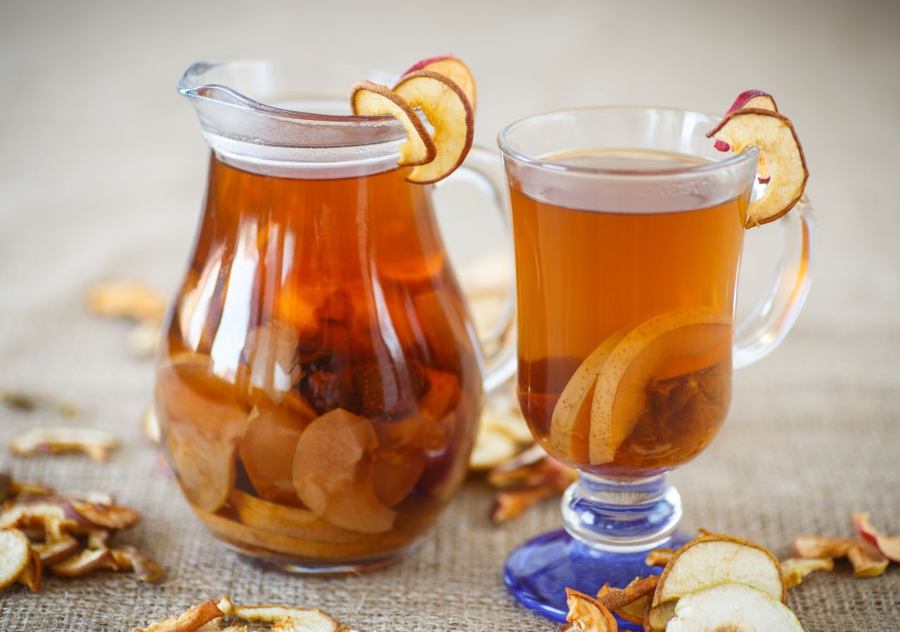 Herbata z suszonymi owocami w szklanym dzbanku oraz szklanym pucharku