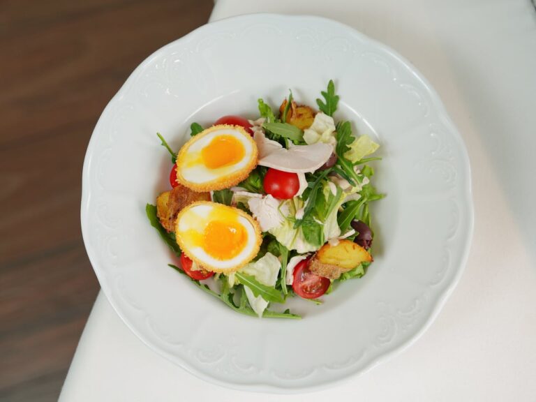 Sałatka jarzynowa przygotowana w wersji keto