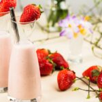 Koktajl w szklance, przygotowany na bazie mleka i owoców