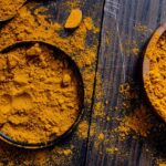 Miseczka z kurkumą w proszku