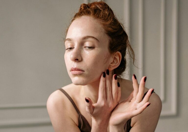 Młoda kobieta z cerą naczynkową stosuje maść z arniki