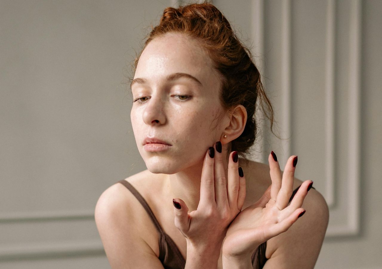 Młoda kobieta z cerą naczynkową stosuje maść z arniki