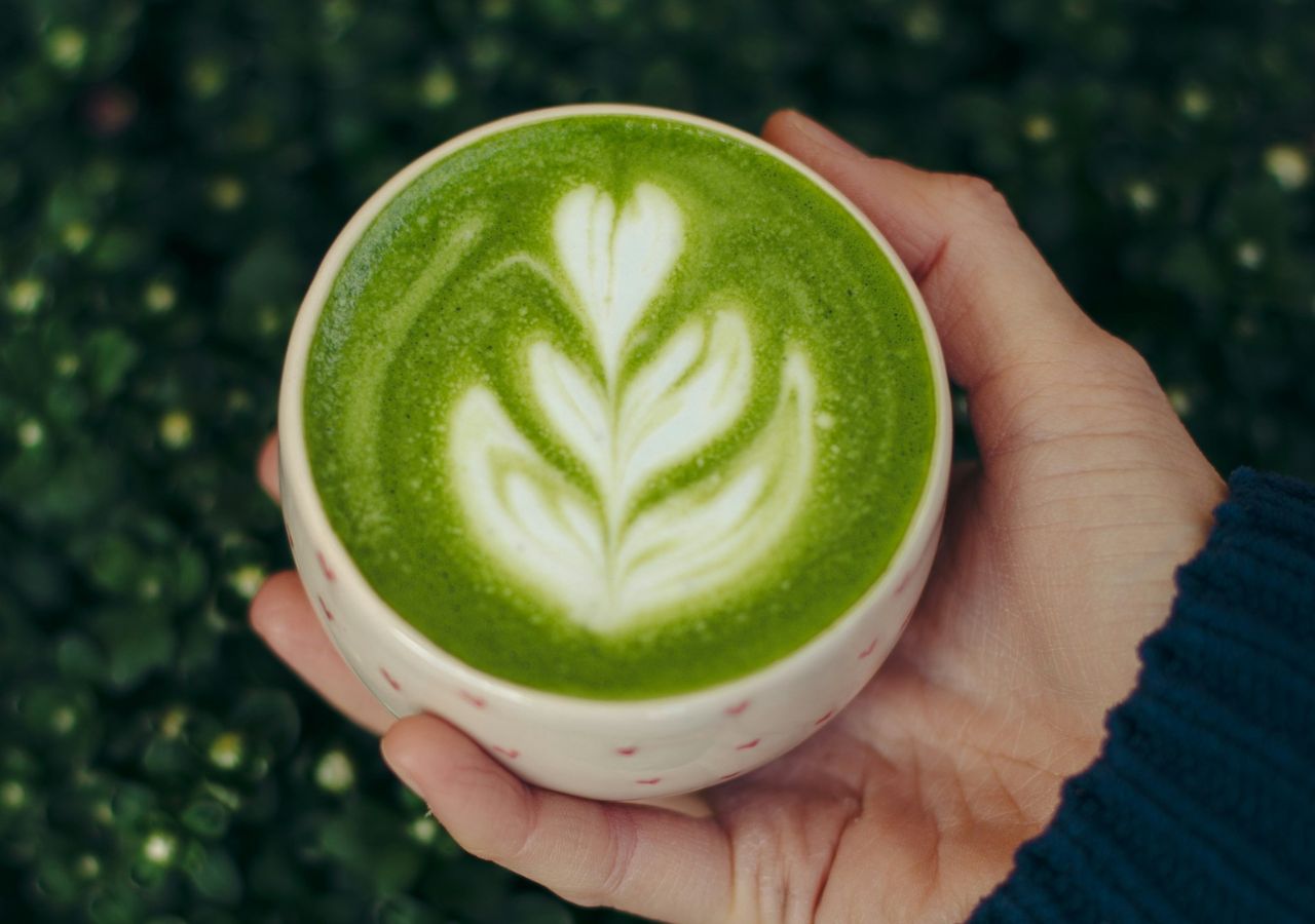 Filiżanka z matchą trzymana w dłoni