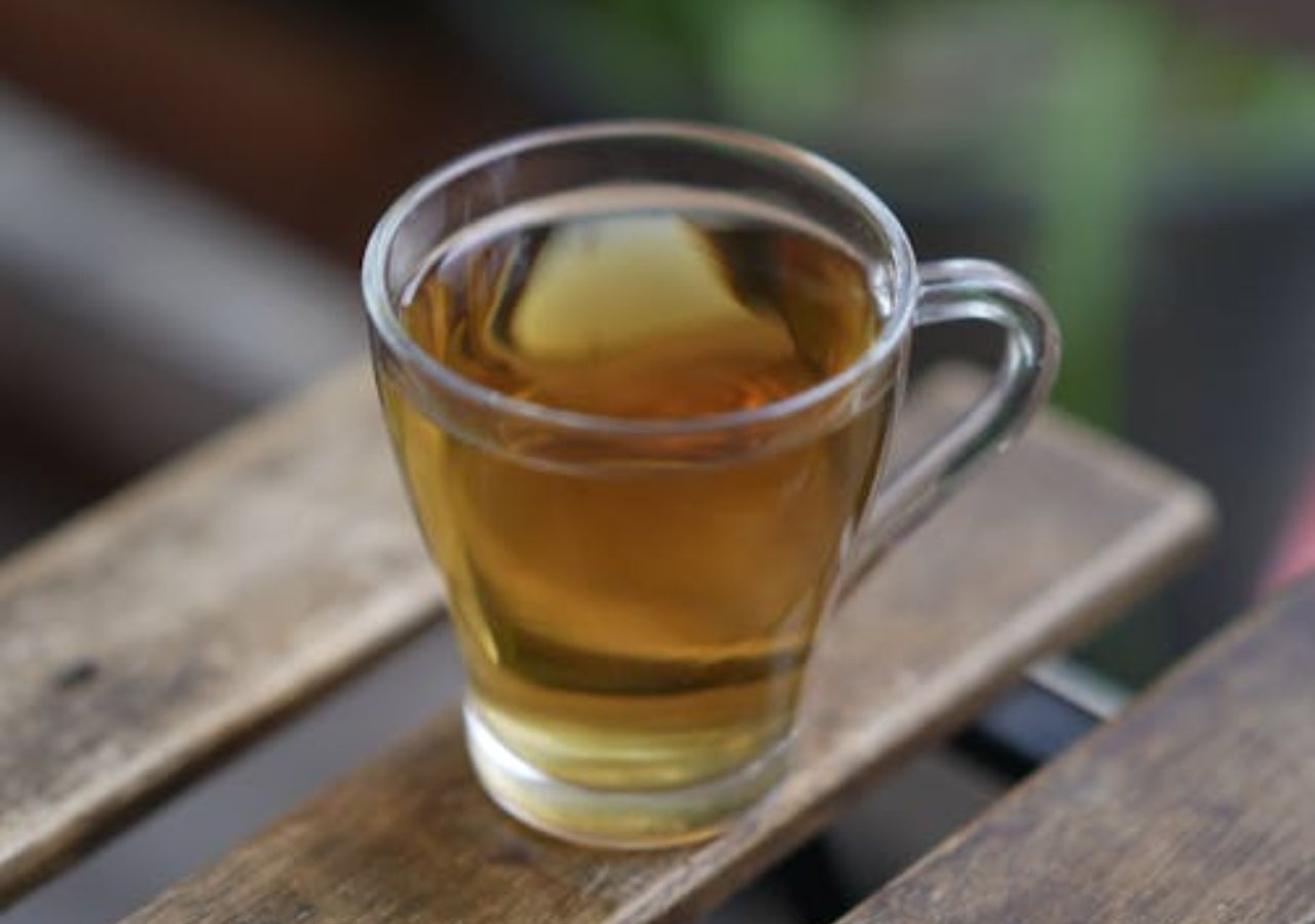 Szklana filiżanka z naparem ze skrzypu, który wzmacnia włosy