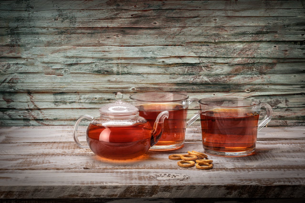 Czajniczek i filiżanki z naparem z goździków