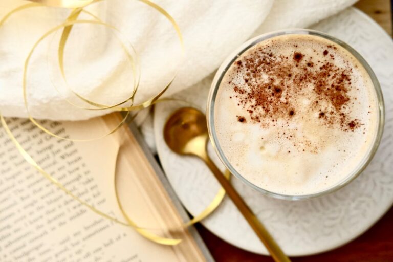 Filiżanka z napojem mlecznym z goździkami