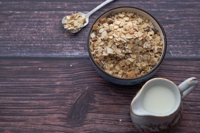Miseczka z płatkami owsianymi oraz mleko w dzbanuszku