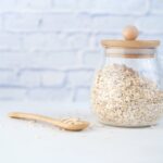 Słoiczek zawierający otręby pszenne z dużą ilością błonnika