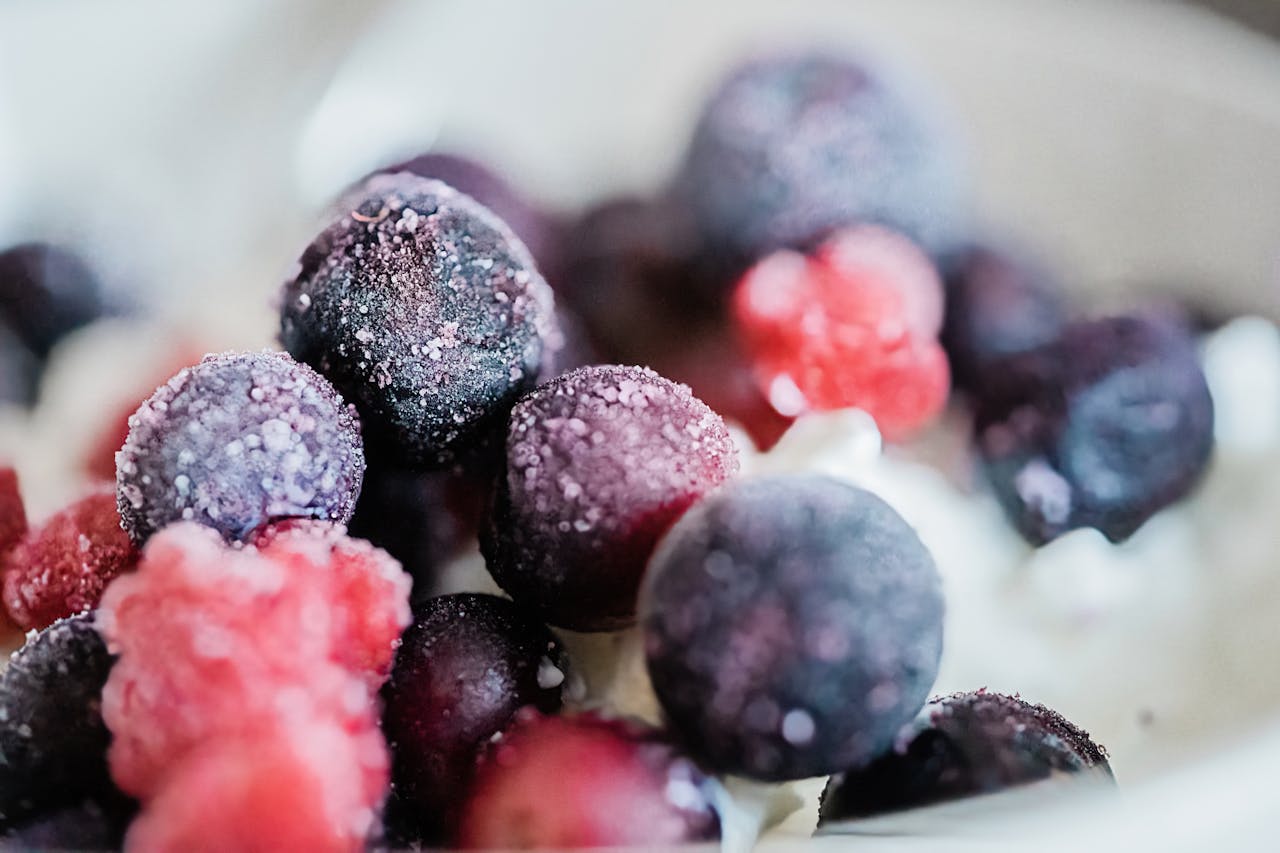 Różnego rodzaju owoce mrożone na talerzyku
