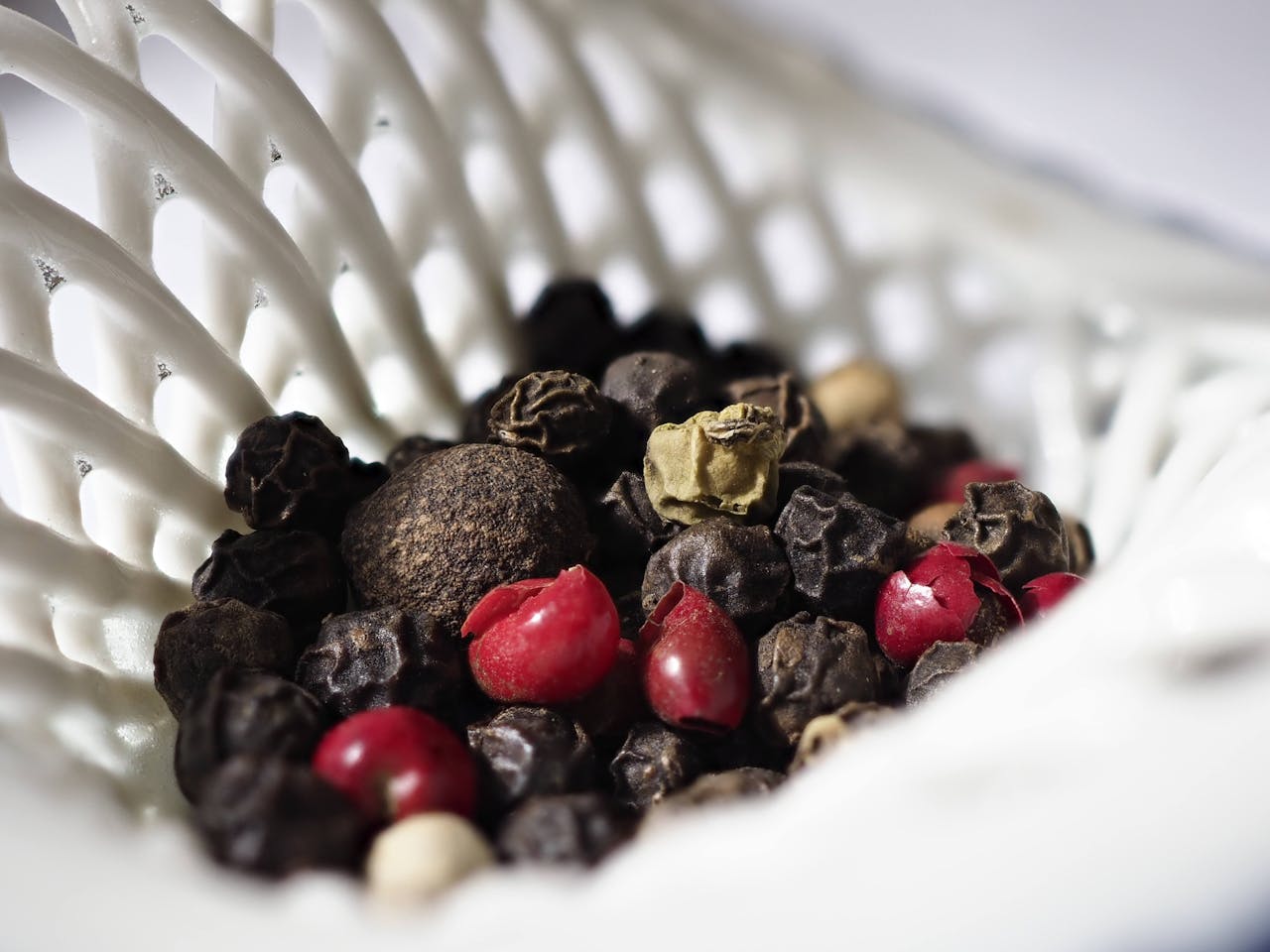 Ziarenka pieprzu kolorowego zawierającego piperynę