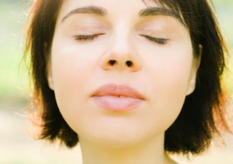 Młoda kobieta z zadbaną cerą