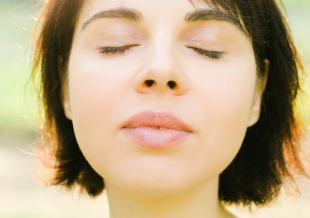 Młoda kobieta z zadbaną cerą