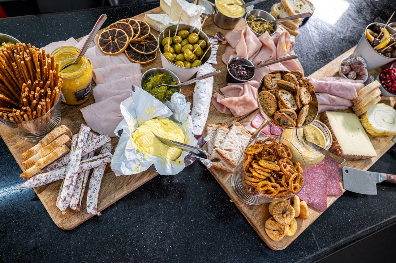 Deski ze słonymi przekąskami, paluszkami i chipsami