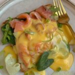 Łosoś z warzywami podany z sosem holenderskim