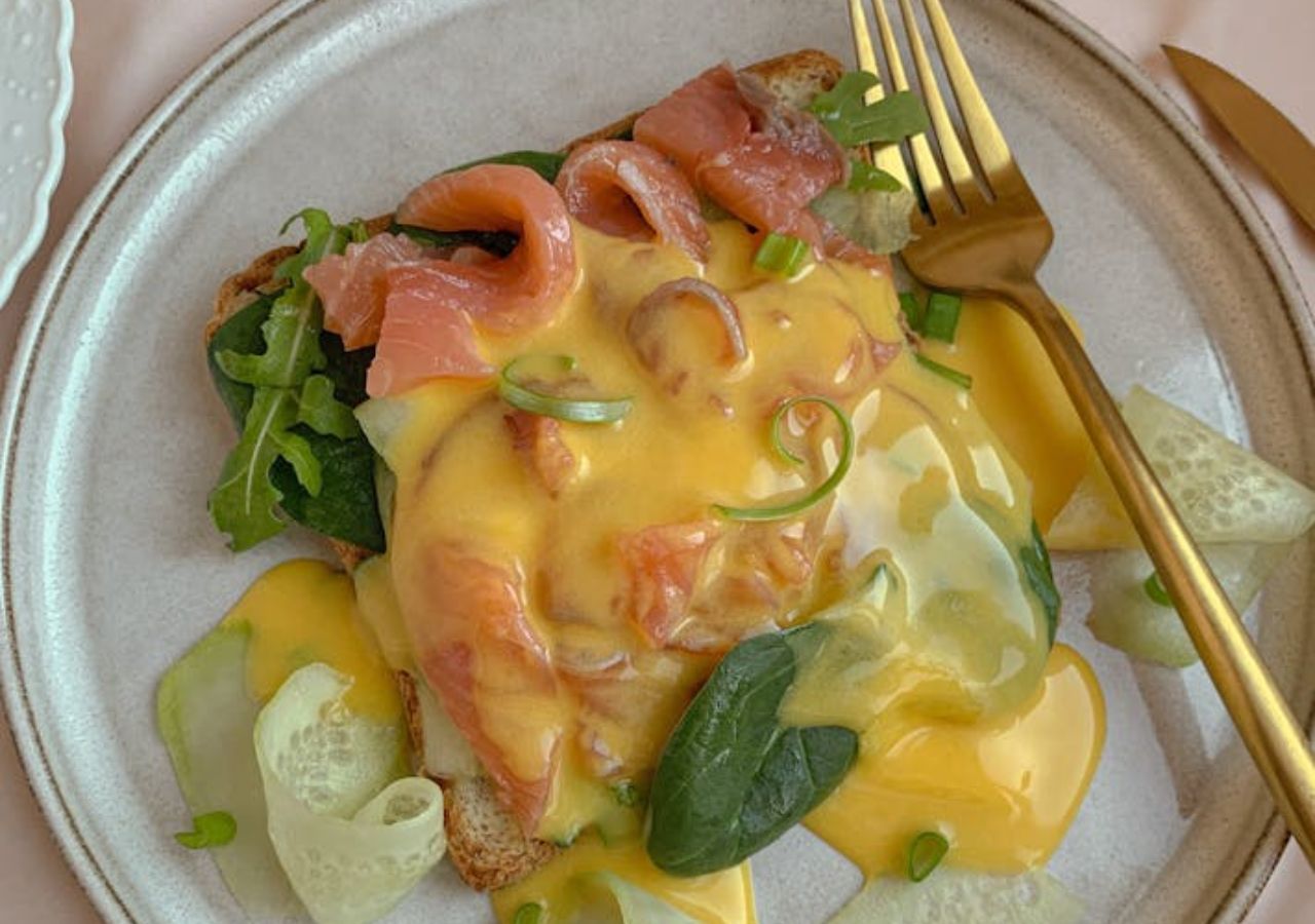 Łosoś z warzywami podany z sosem holenderskim