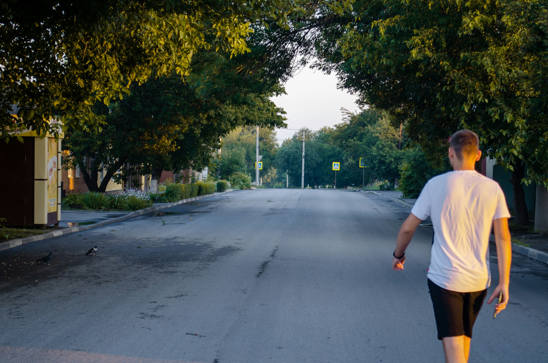 Mężczyzna w czasie marszu, który prowadzi do spalania tłuszczu