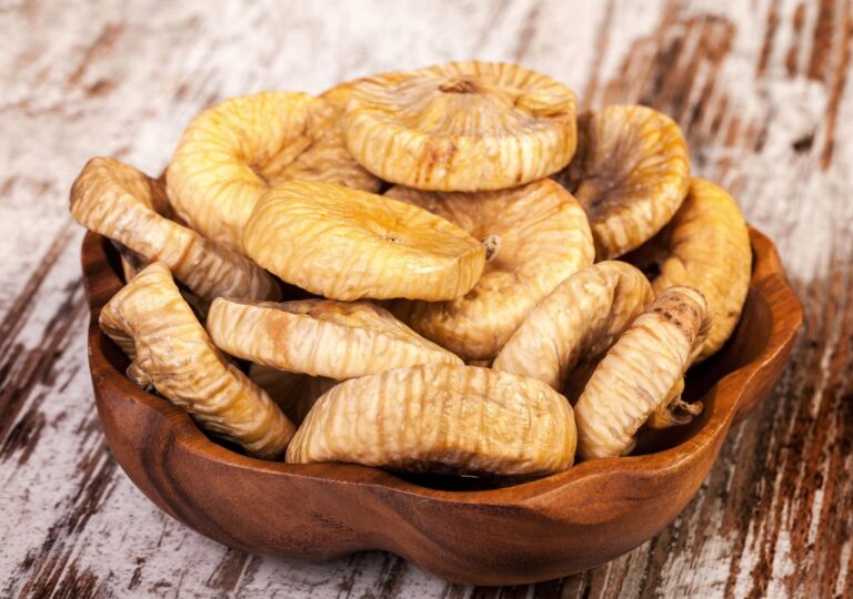 Suszone figi w drewnianej miseczce na blacie z drewna