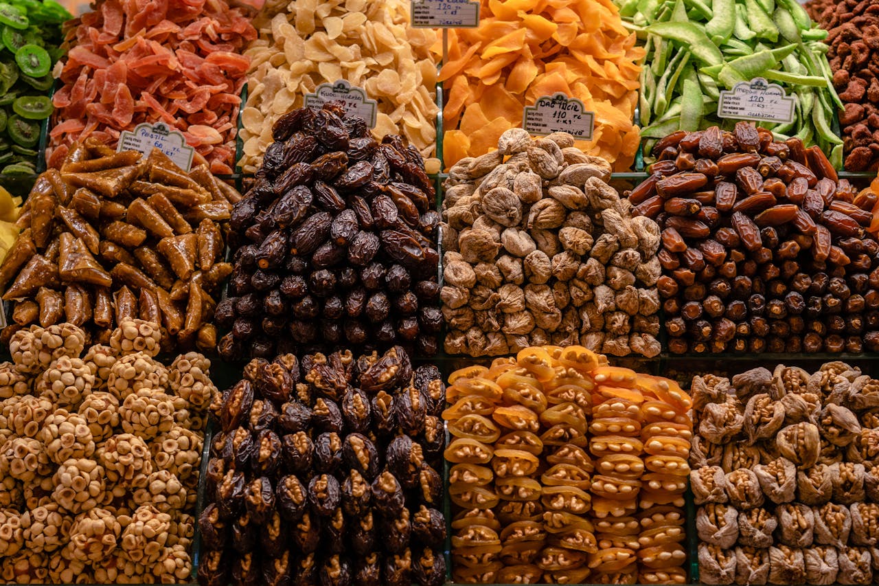 Stragan z różnymi rodzajami suszonych owoców