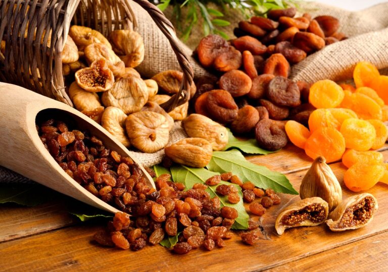 Te suszone owoce to doskonałe źródło żelaza, które wpływa na krew