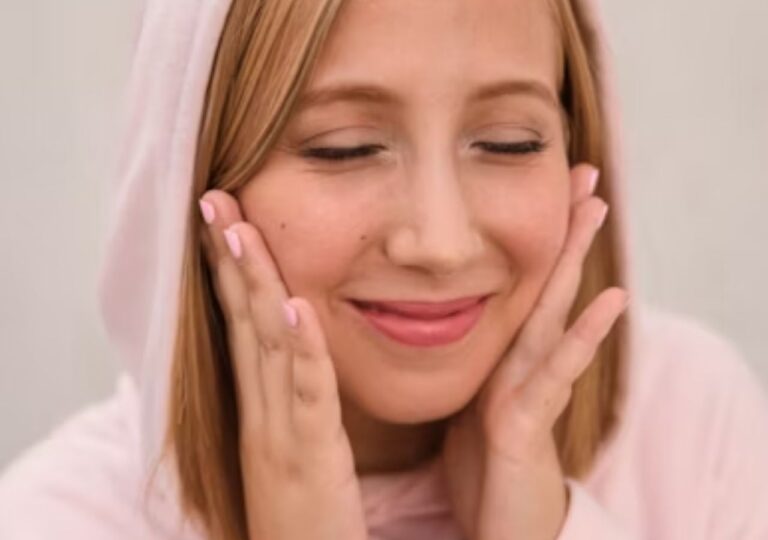 Młoda kobieta z gładką cerą dzięki użyciu toniku z zielonej herbaty