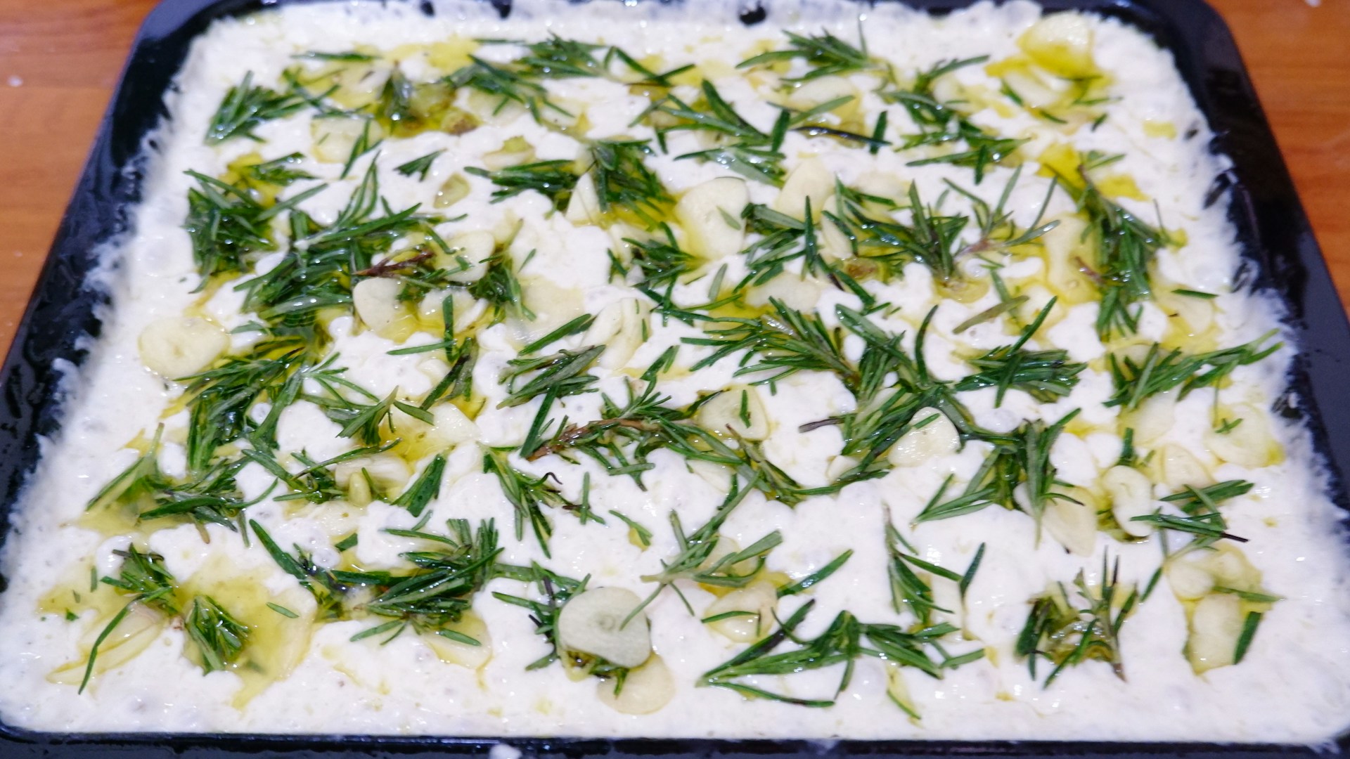 Grecki sos tzatziki z dodatkiem ogórków i koperku