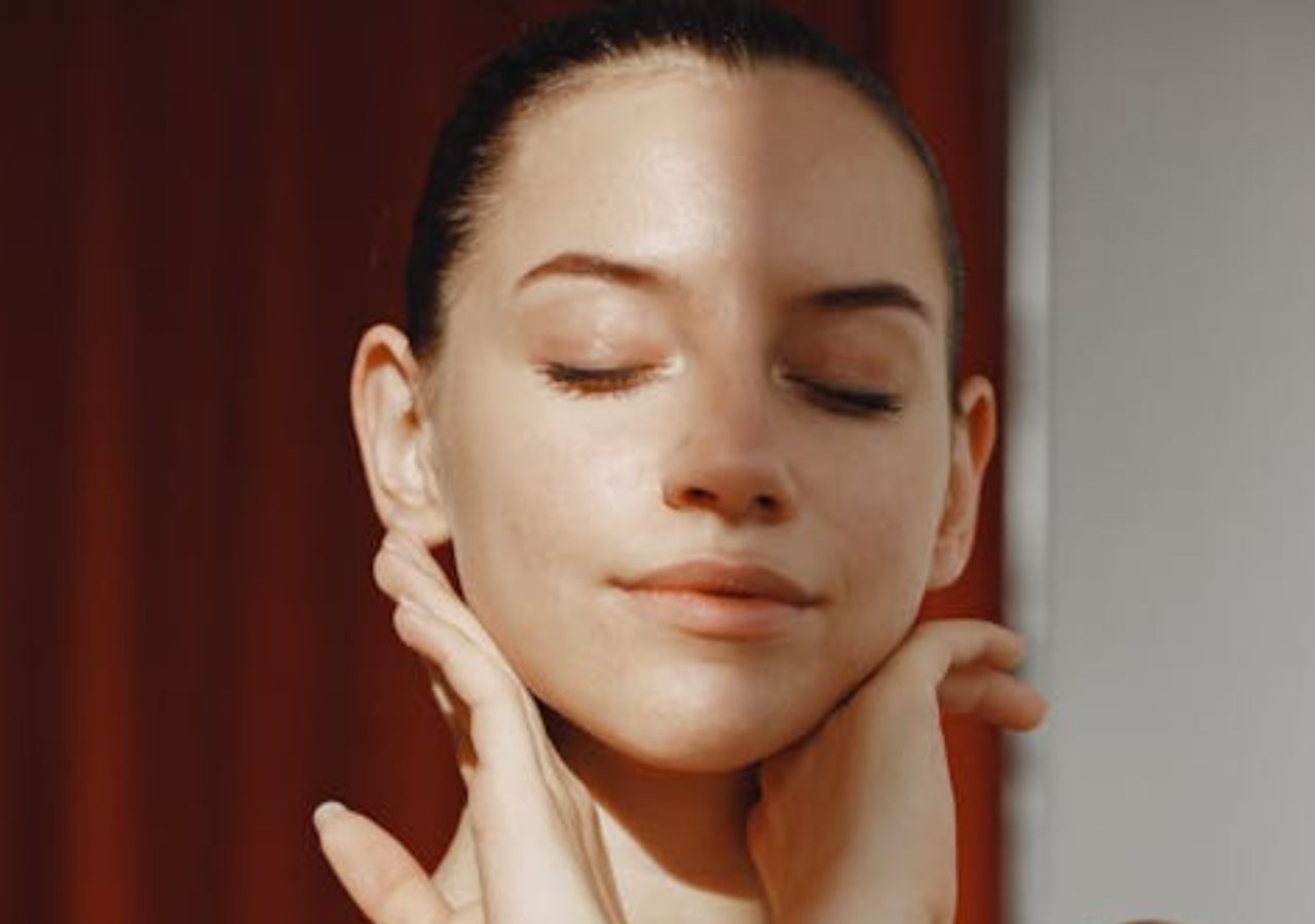 Młoda kobieta z promienistą cerą dzięki pielęgnacji maścią z witaminą A