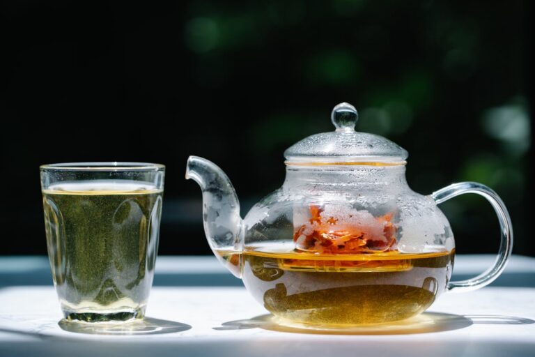 Czajniczek i szklanka z naparem z imbiru