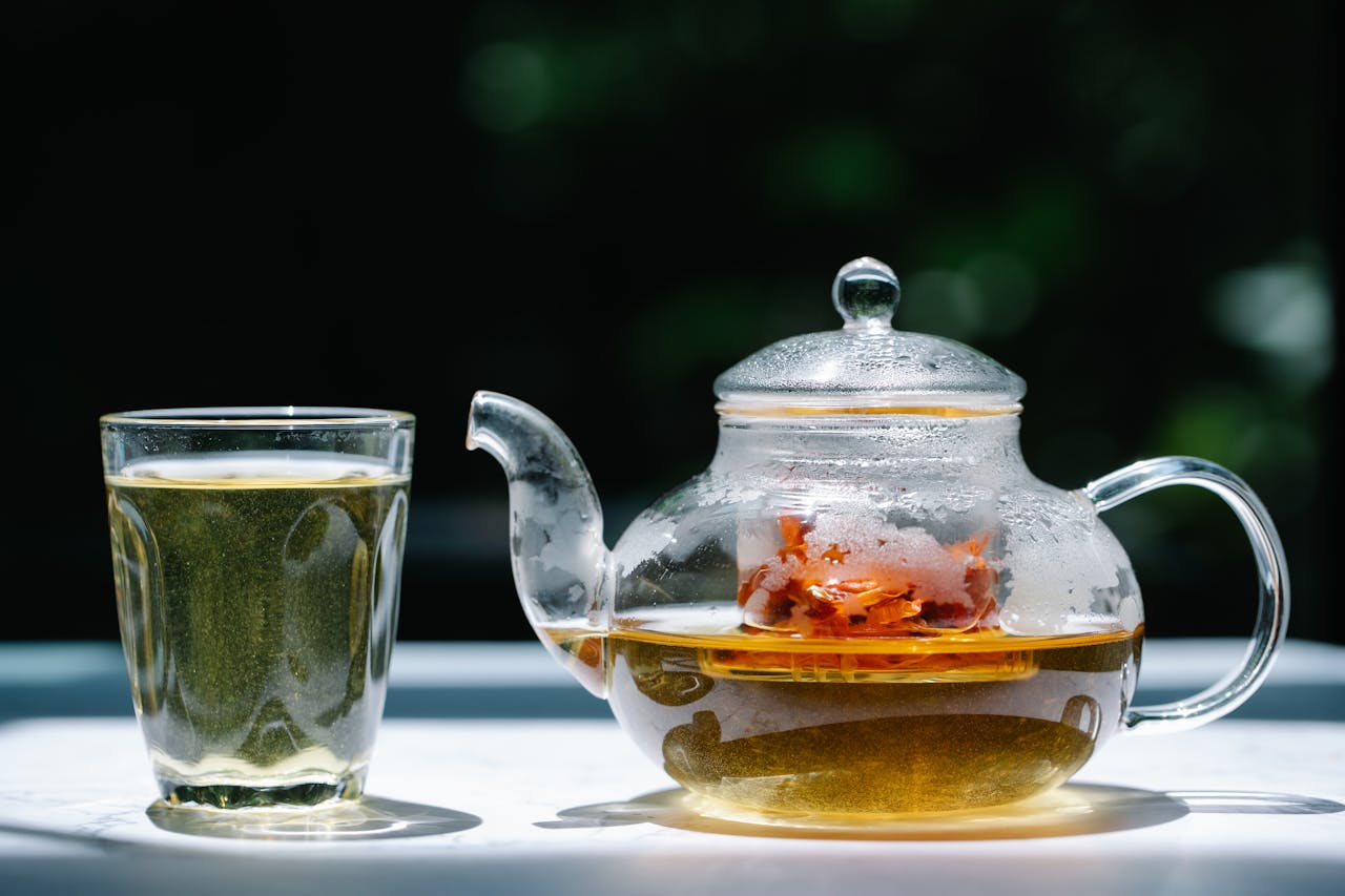 Czajniczek i szklanka z naparem z imbiru