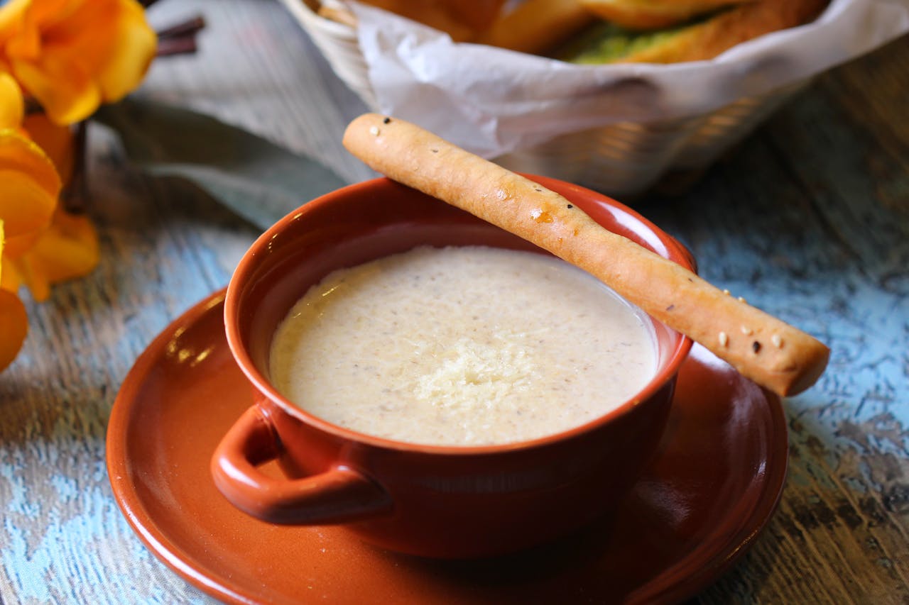 Miseczka żurku keto na zakwasie z mąki łubinowej