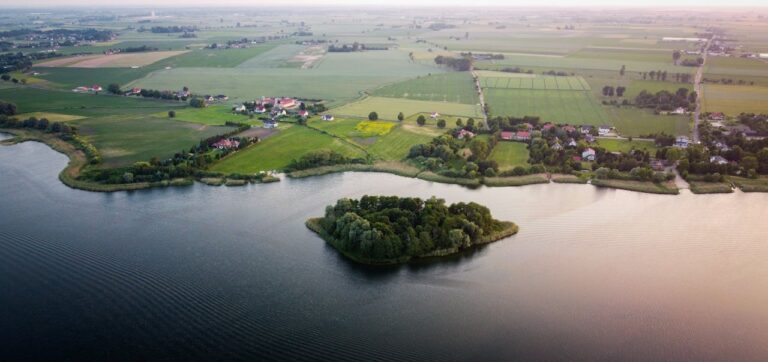 Krajobraz Mazowsza z wodą i zadrzewioną wyspą