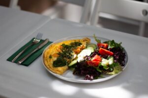 Omlet z warzywami jako zdrowy posiłek